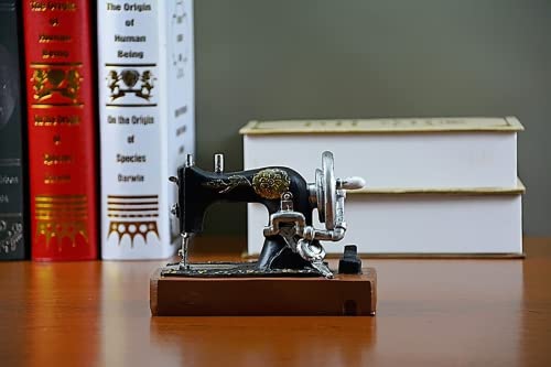 btpsdio Retro Nostalgic Vintage Sewing Machine Resin Model Clothing Store Window Crafts Cafe Decorations Ornaments Gifts Black