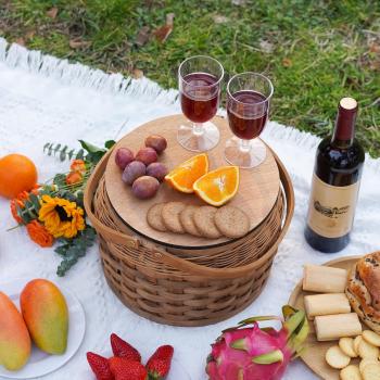 Small Picnic Baskets with Insulated Cooler, Picnic Basket Hamper for 2, Woodchip Wicker Basket, Including 2 Sets of Cutlery, Plates and Wine Glasses, for Christmas