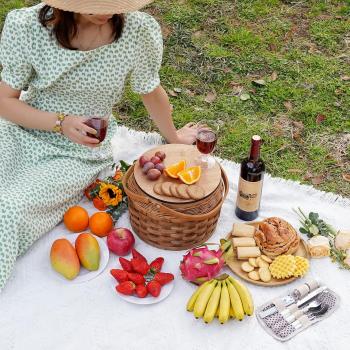 Small Picnic Baskets with Insulated Cooler, Picnic Basket Hamper for 2, Woodchip Wicker Basket, Including 2 Sets of Cutlery, Plates and Wine Glasses, for Christmas