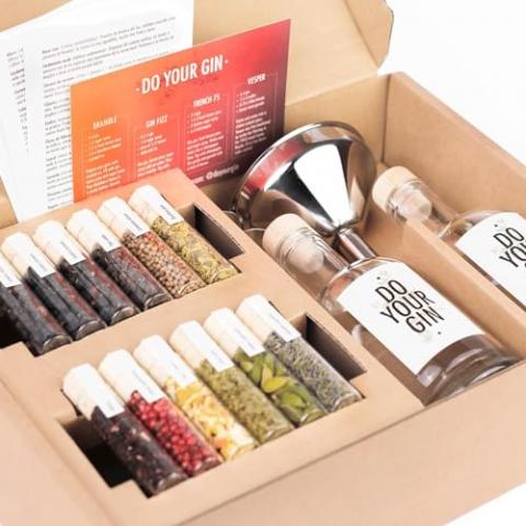 DO YOUR GIN l DIY Gin-Making Infusion Kit | Cocktail Kit | Bartender Gift Basket | Birthday Gifts for Men, Women for Him & Her | Alcohol Gift | 12 Botanicals, Bottles & Recipes