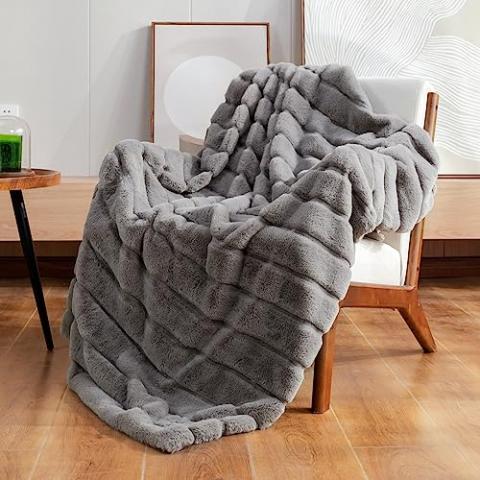 Cozy Bliss Faux Fur Throw Blanket for Couch, Cozy Soft Plush Thick Winter Blanket for Sofa Bedroom Living Room, 50 * 60 Inches Grey