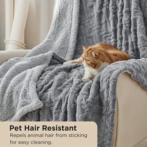 Bedsure Sherpa Fleece Throw Blanket: Winter Warmth Gift